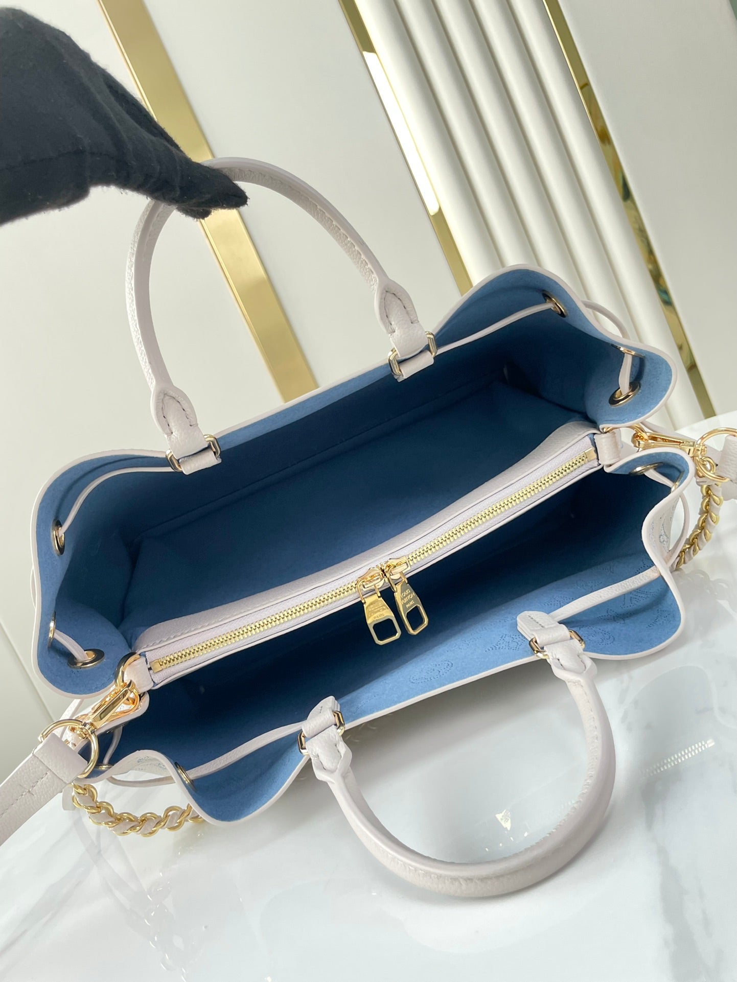 Sac cabas Bella 32 en cuir de veau perforé Blume, finitions dorées