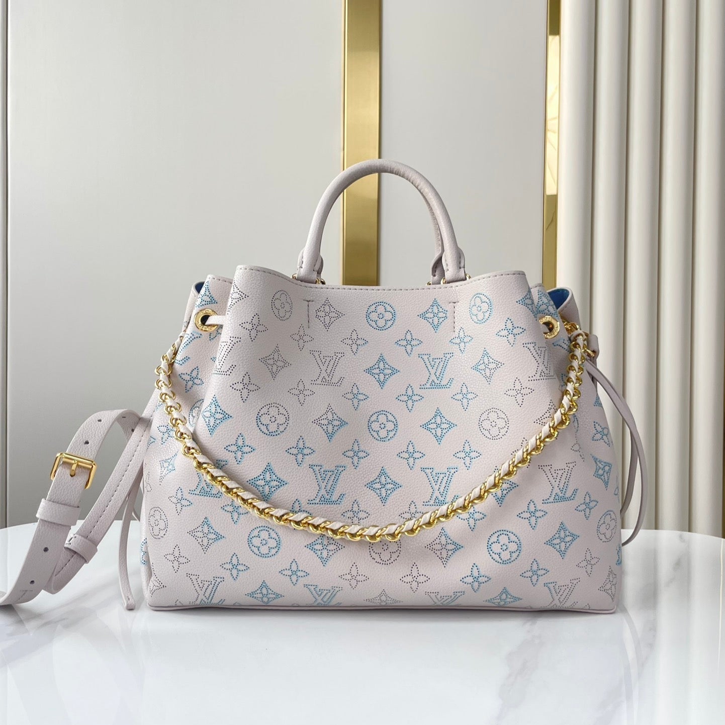 Sac cabas Bella 32 en cuir de veau perforé Blume, finitions dorées