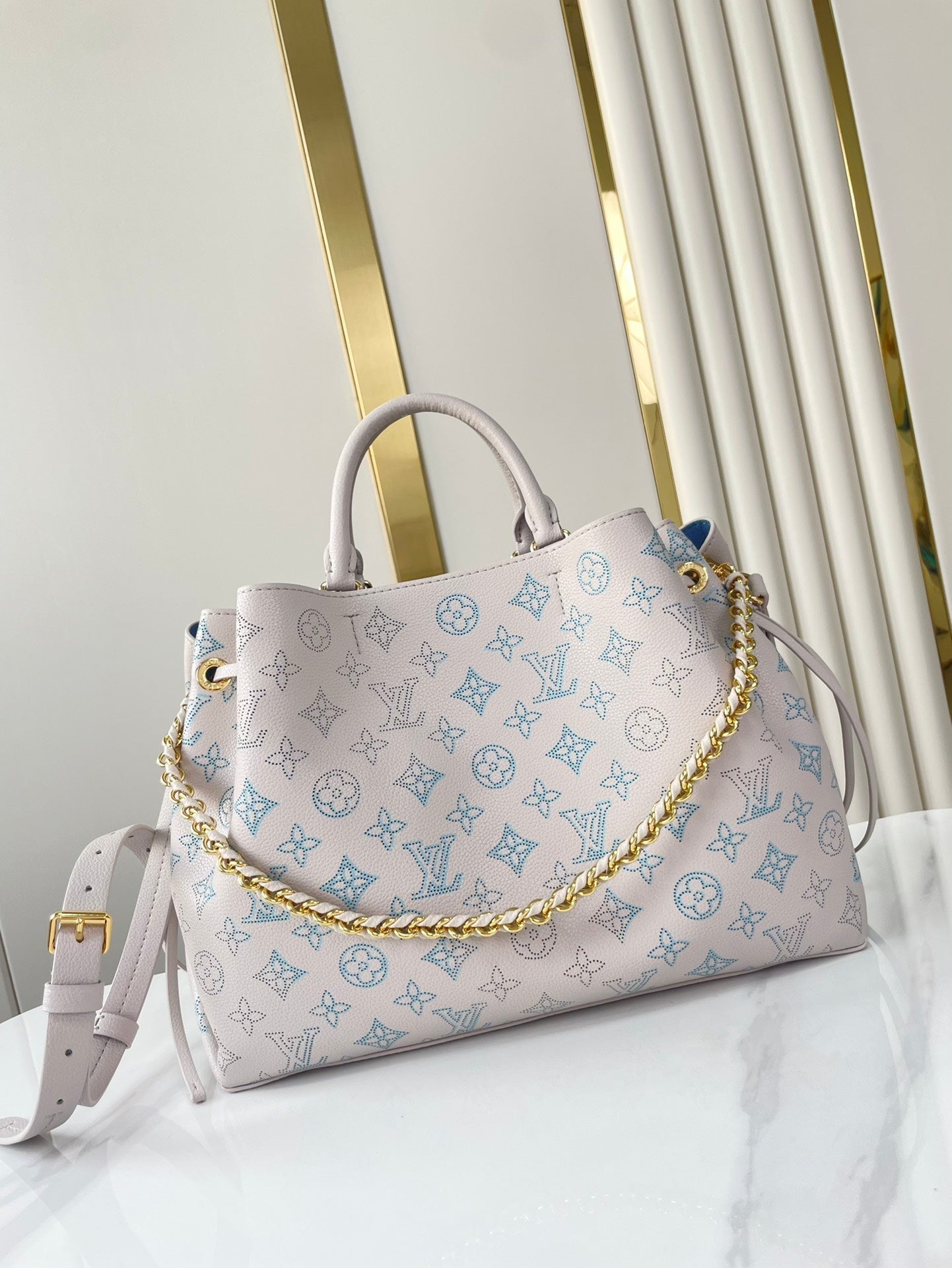 Sac cabas Bella 32 en cuir de veau perforé Blume, finitions dorées