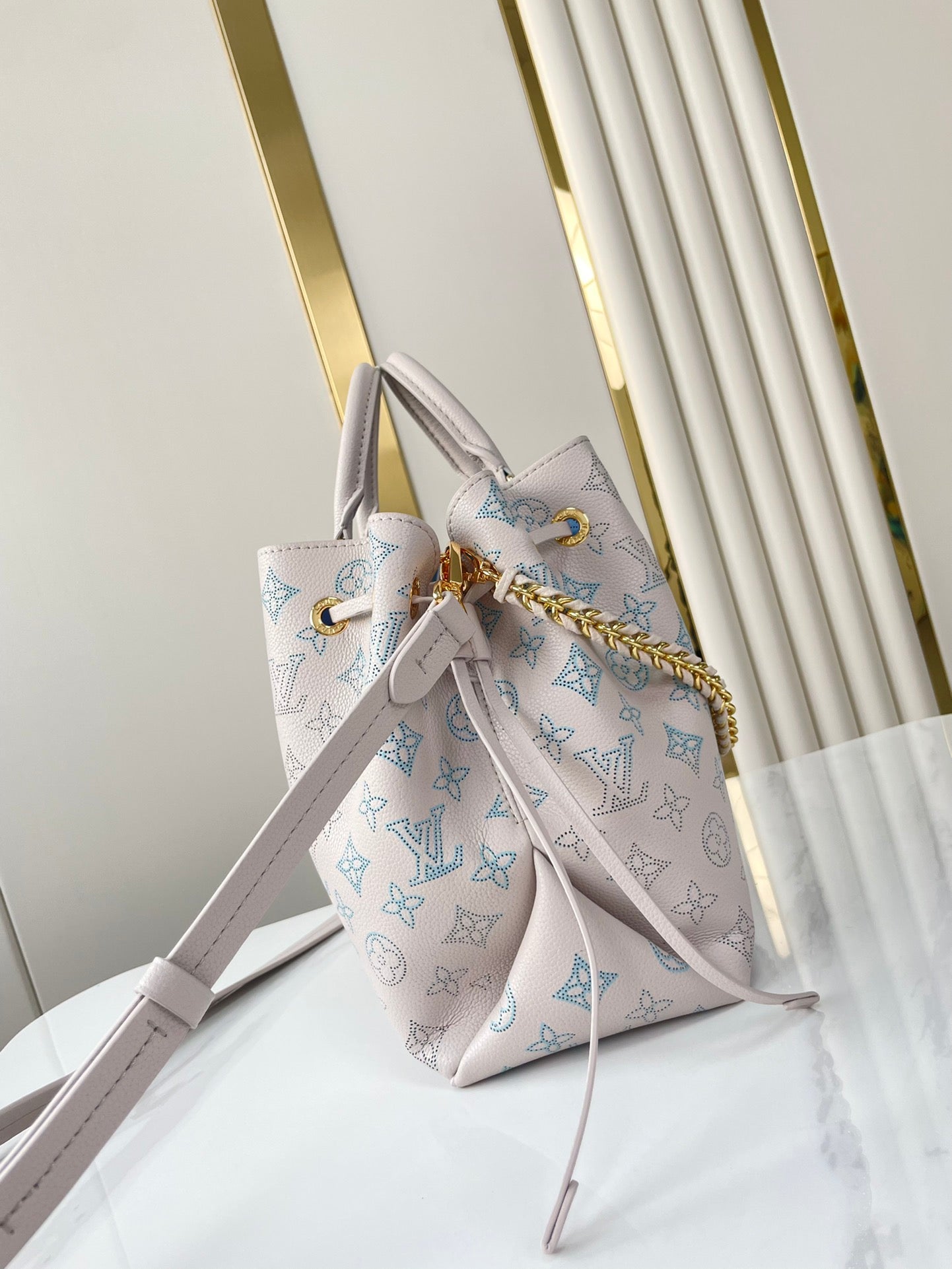 Sac cabas Bella 32 en cuir de veau perforé Blume, finitions dorées