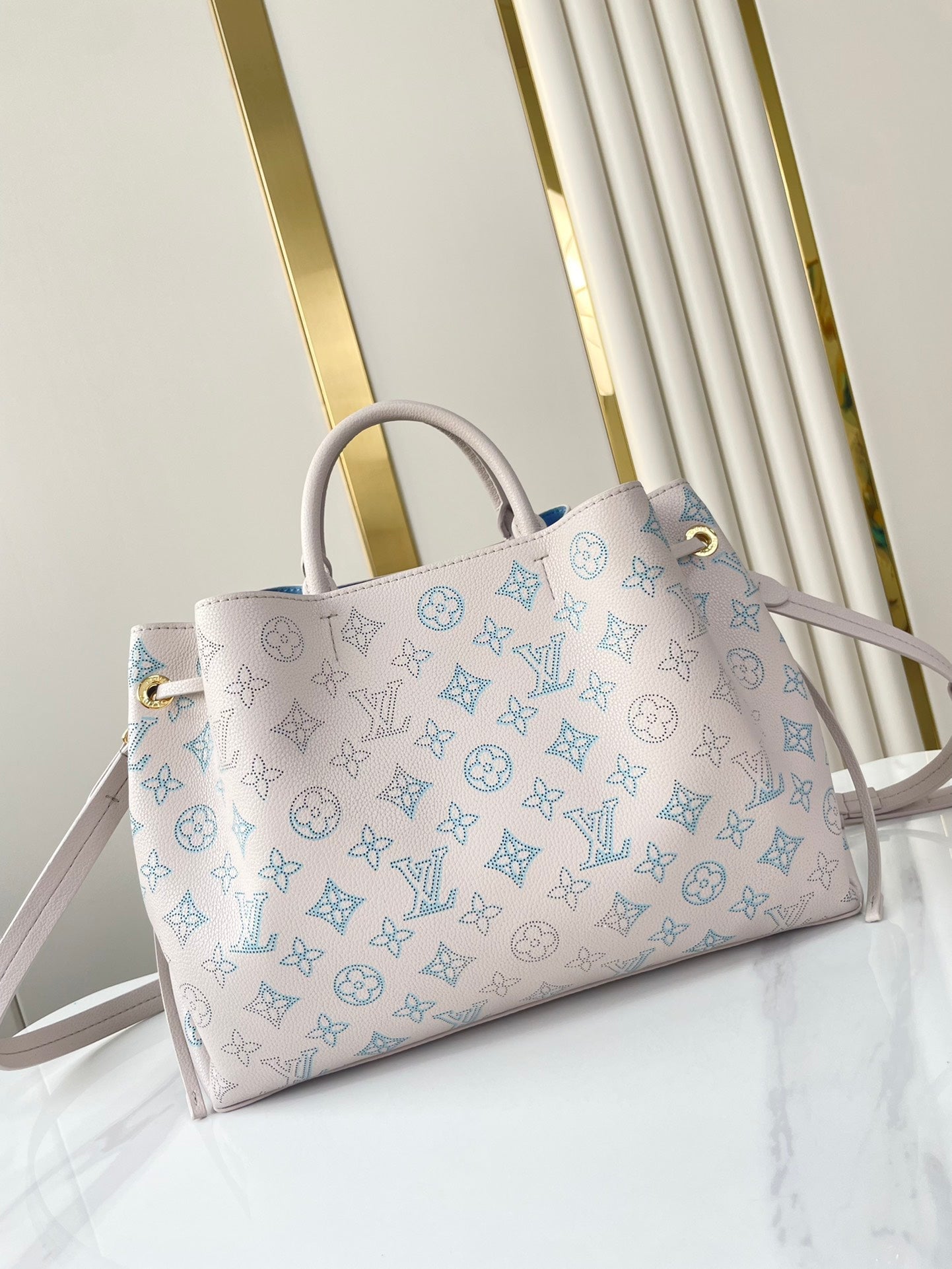 Sac cabas Bella 32 en cuir de veau perforé Blume, finitions dorées