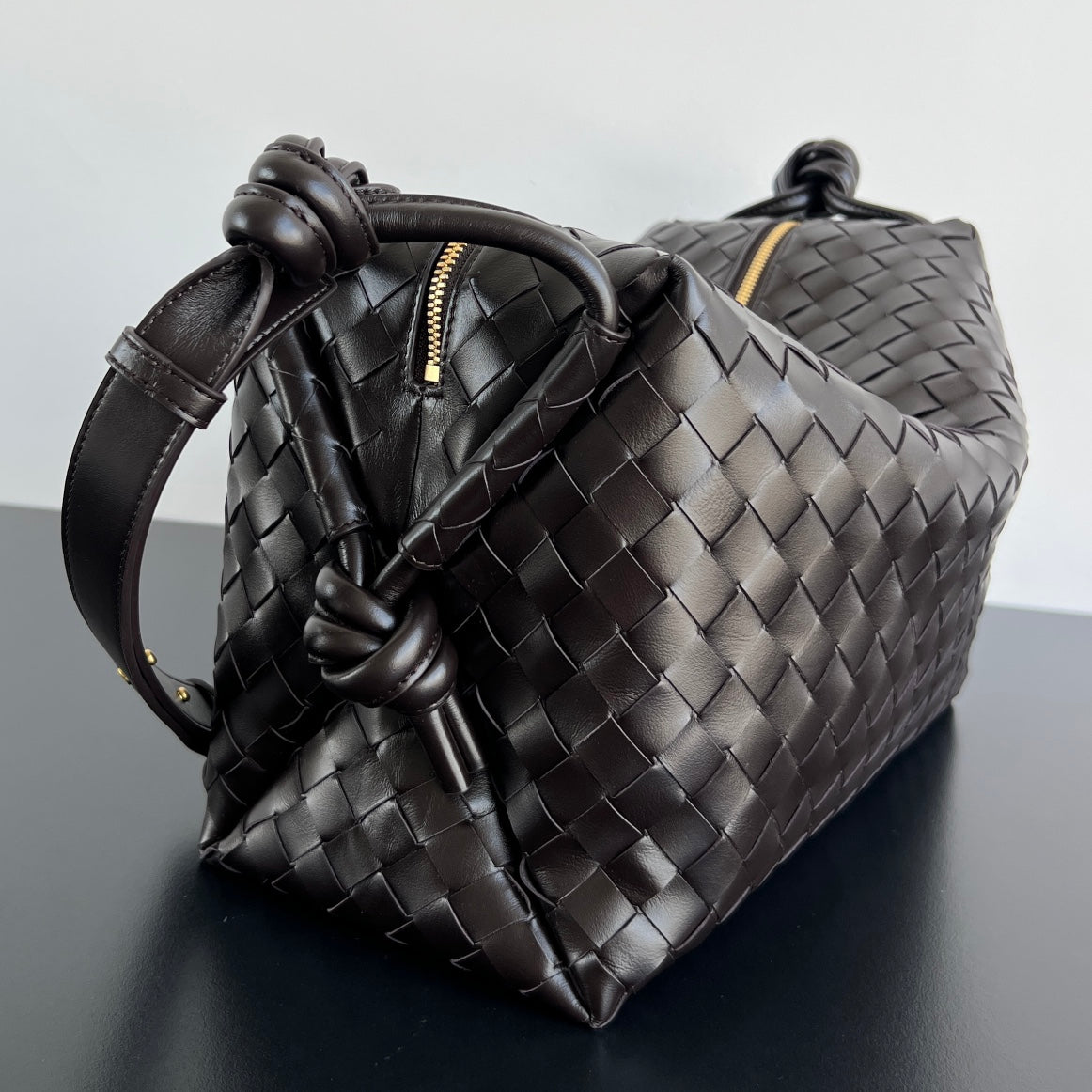 Sac week-end BV Loop 38 cm en cuir de veau chocolat