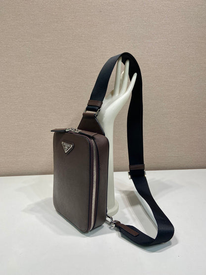 SAC DE POITRINE 20 EN CUIR SAFFIANO CHOCOLAT