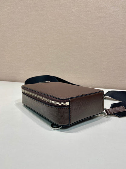 SAC DE POITRINE 20 EN CUIR SAFFIANO CHOCOLAT