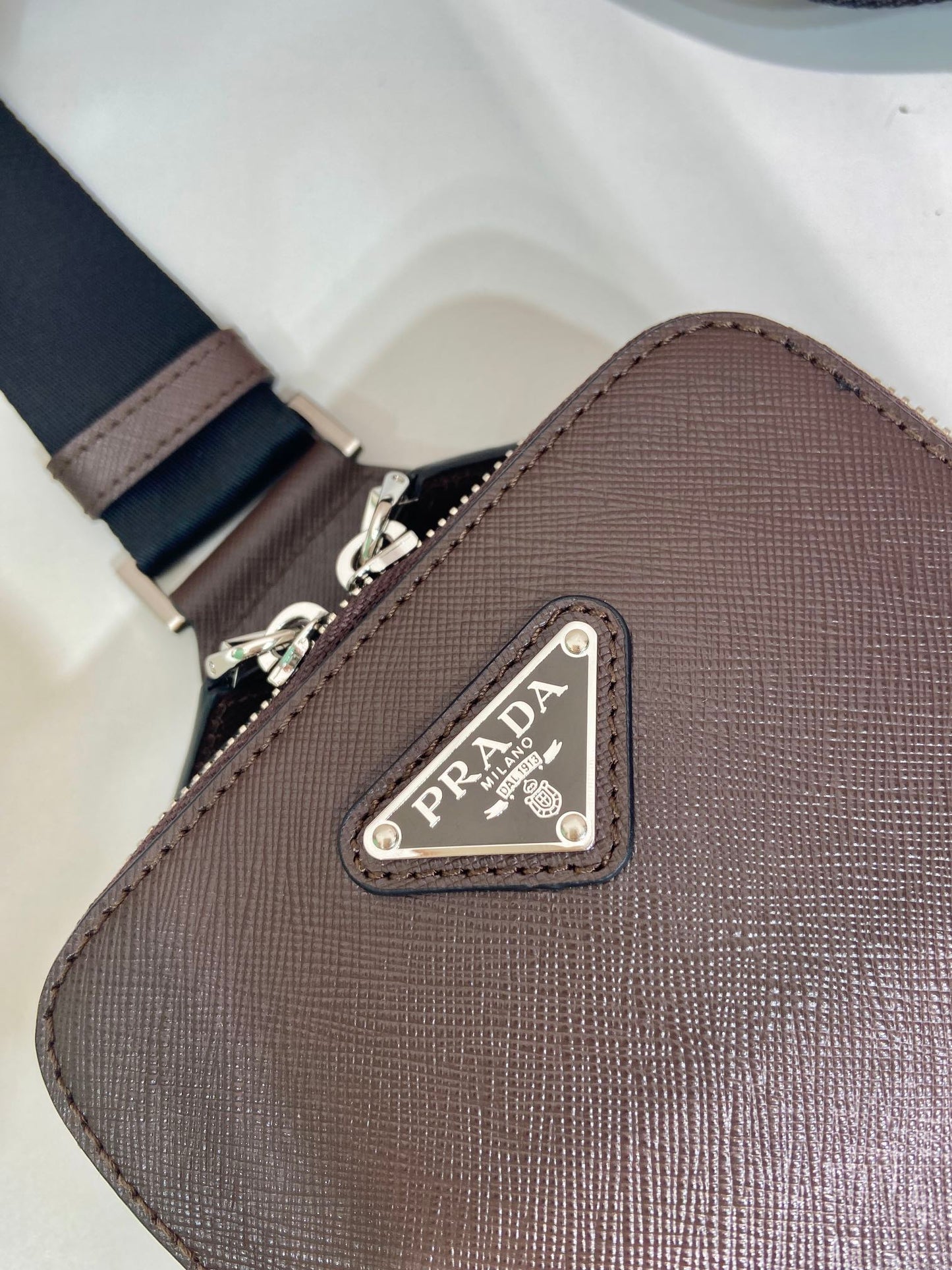 SAC DE POITRINE 20 EN CUIR SAFFIANO CHOCOLAT
