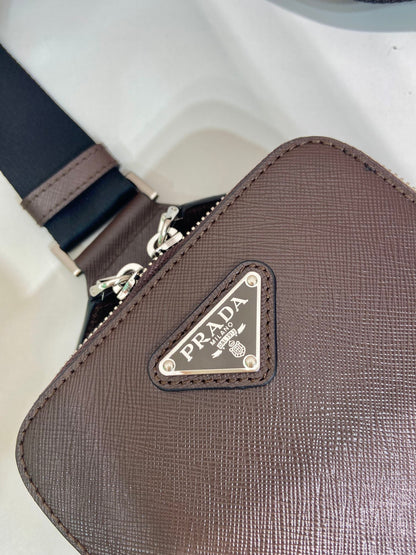 SAC DE POITRINE 20 EN CUIR SAFFIANO CHOCOLAT