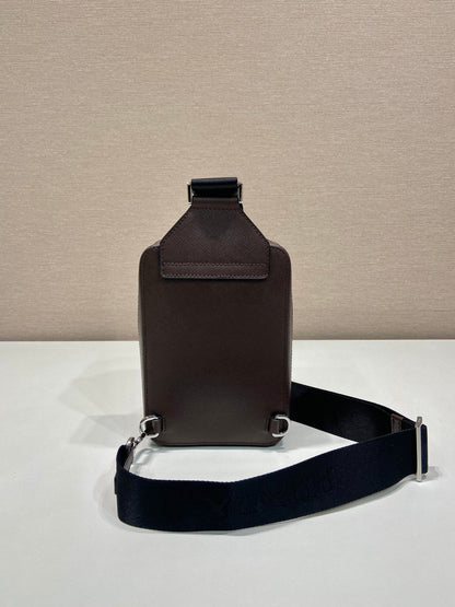 SAC DE POITRINE 20 EN CUIR SAFFIANO CHOCOLAT