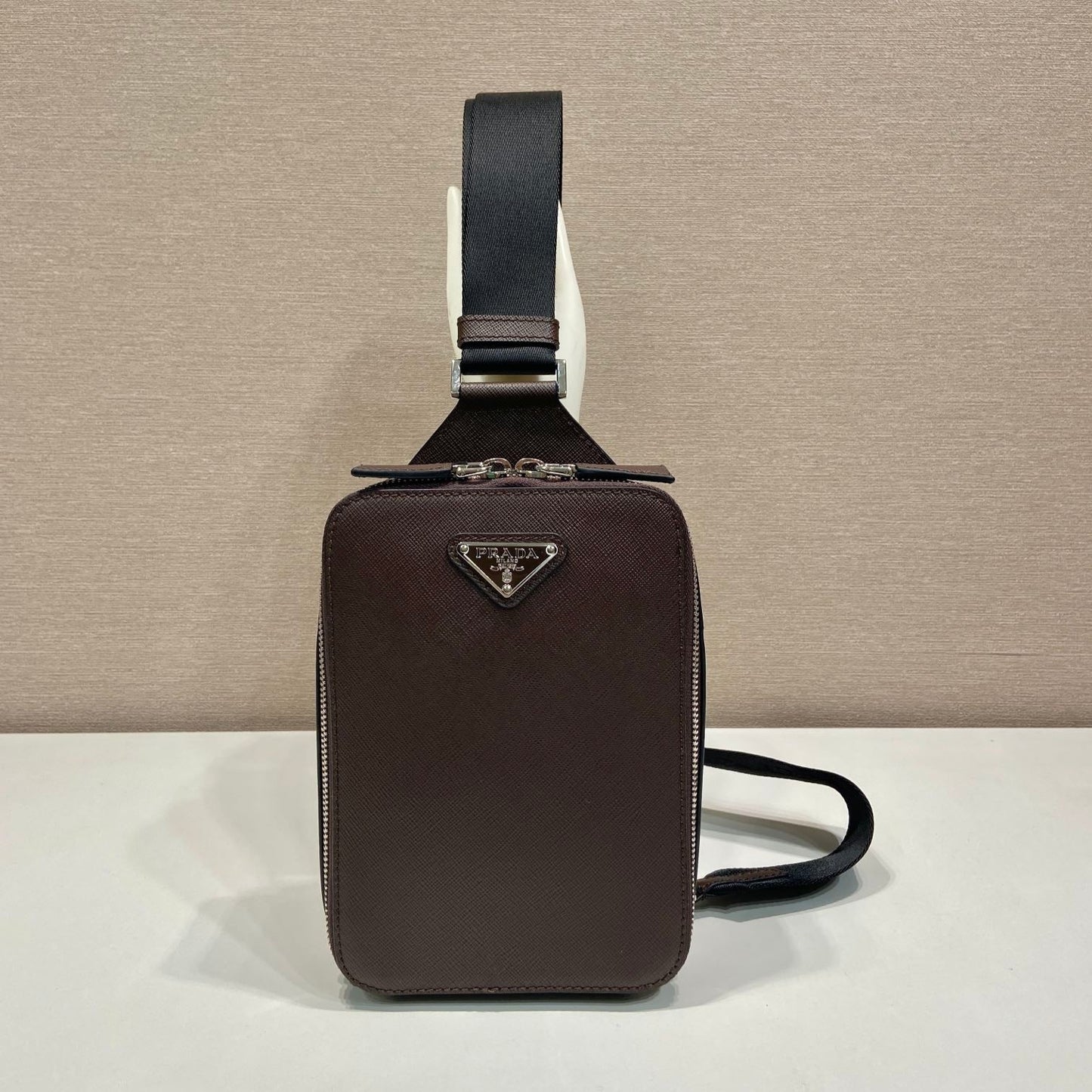 SAC DE POITRINE 20 EN CUIR SAFFIANO CHOCOLAT