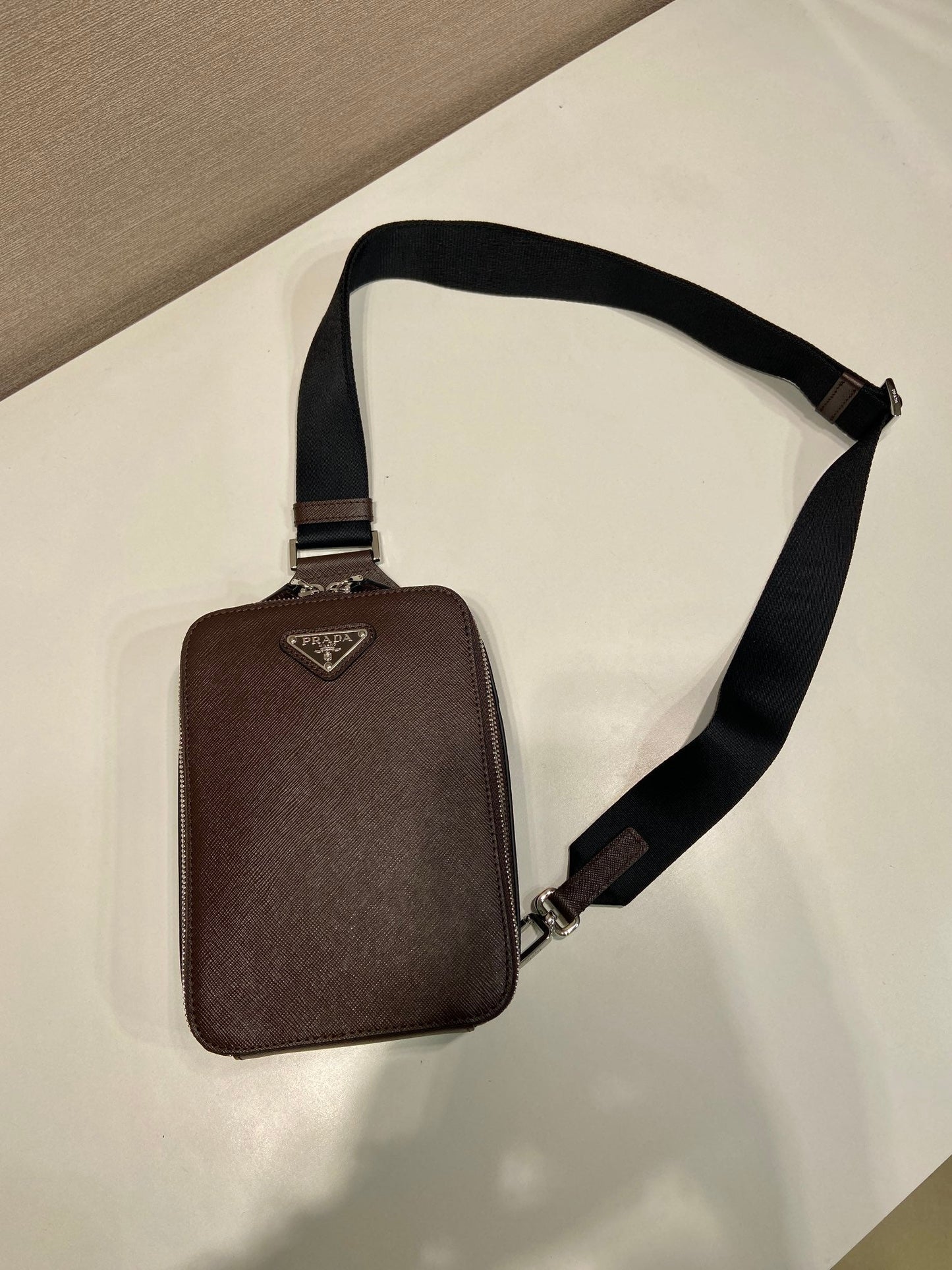 SAC DE POITRINE 20 EN CUIR SAFFIANO CHOCOLAT