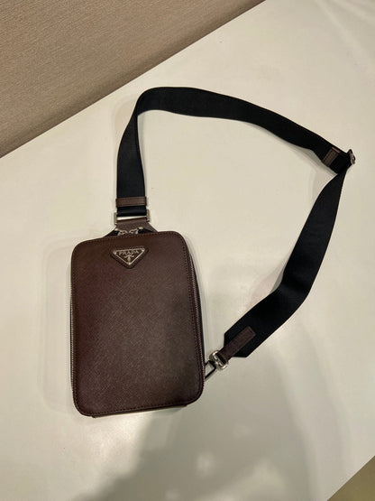 SAC DE POITRINE 20 EN CUIR SAFFIANO CHOCOLAT