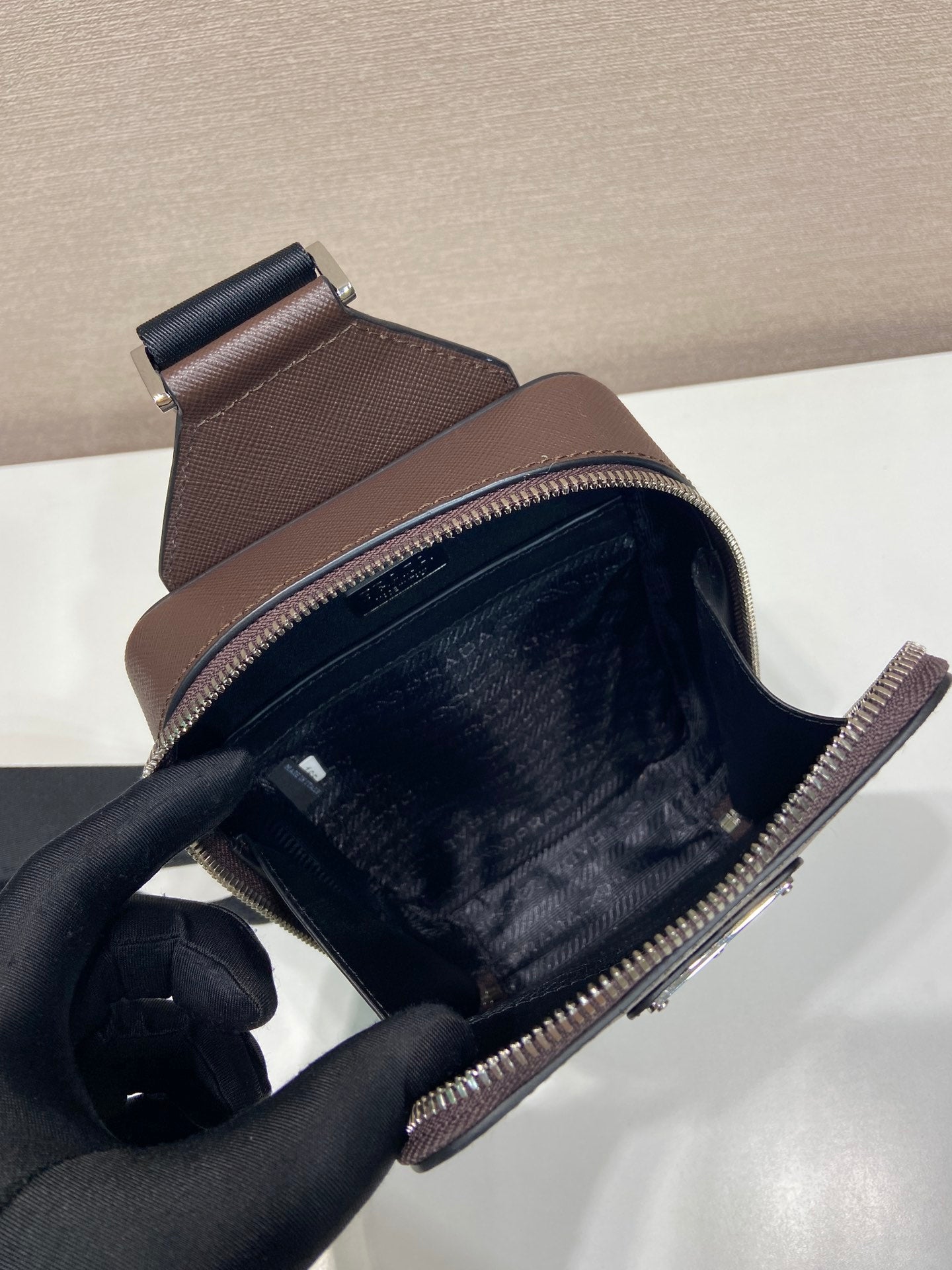 SAC DE POITRINE 20 EN CUIR SAFFIANO CHOCOLAT