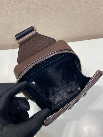 SAC DE POITRINE 20 EN CUIR SAFFIANO CHOCOLAT