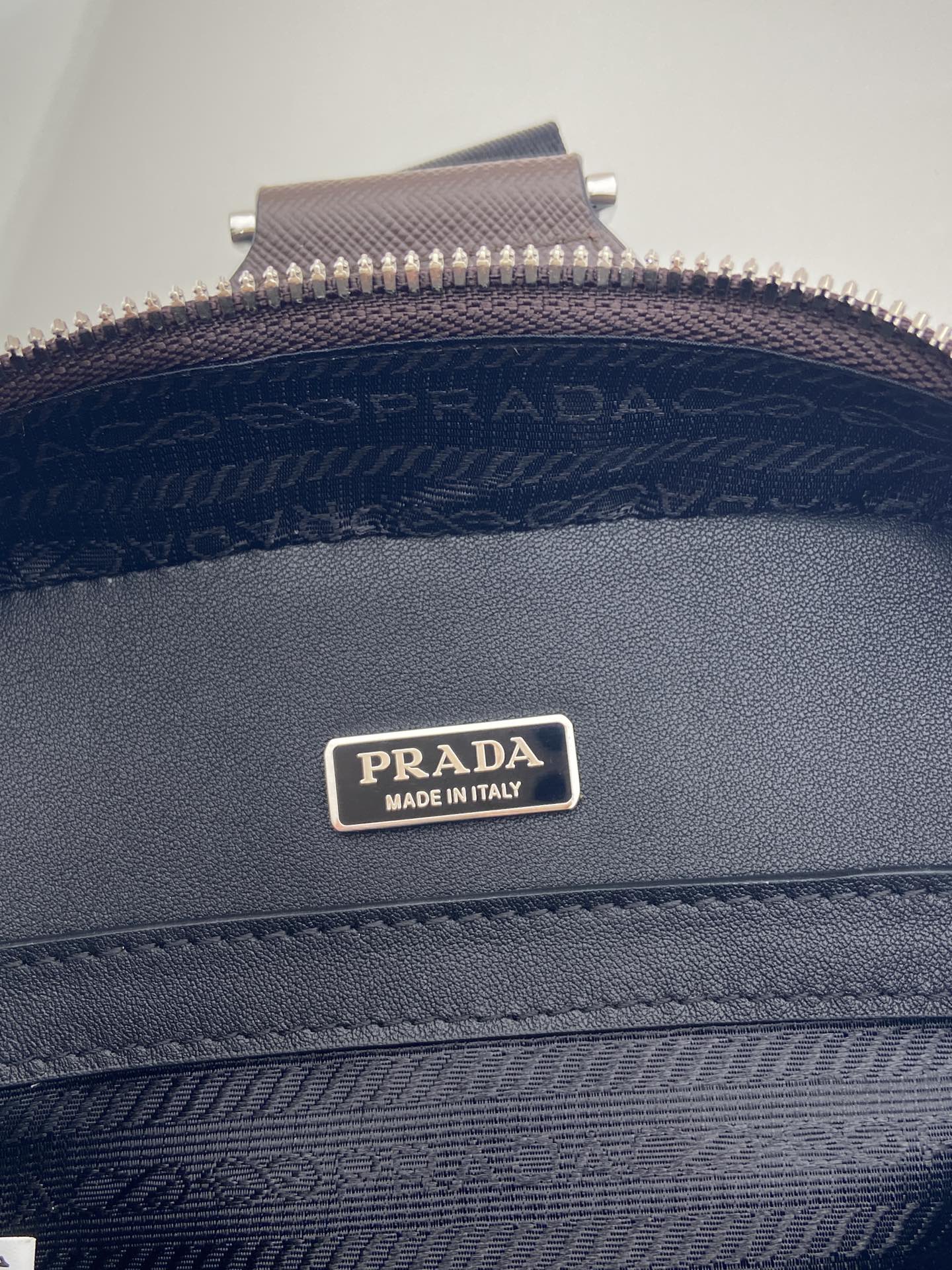 SAC DE POITRINE 20 EN CUIR SAFFIANO CHOCOLAT