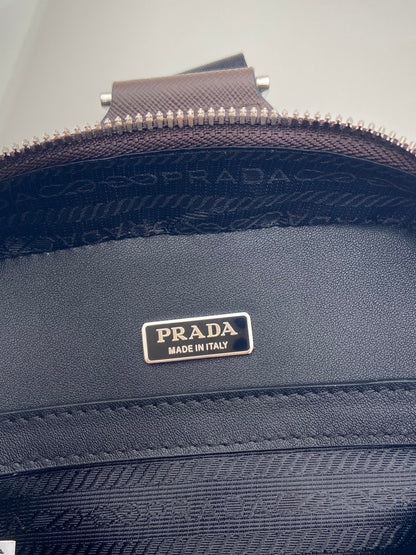 SAC DE POITRINE 20 EN CUIR SAFFIANO CHOCOLAT
