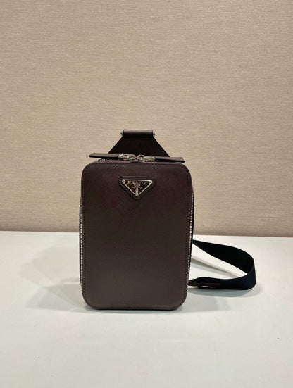 SAC DE POITRINE 20 EN CUIR SAFFIANO CHOCOLAT