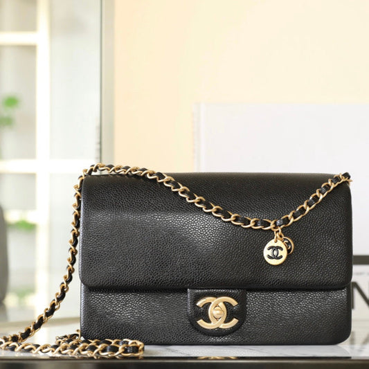 Sac à rabat CC 24 carats 23 cm en cuir de veau grainé noir, accessoires dorés