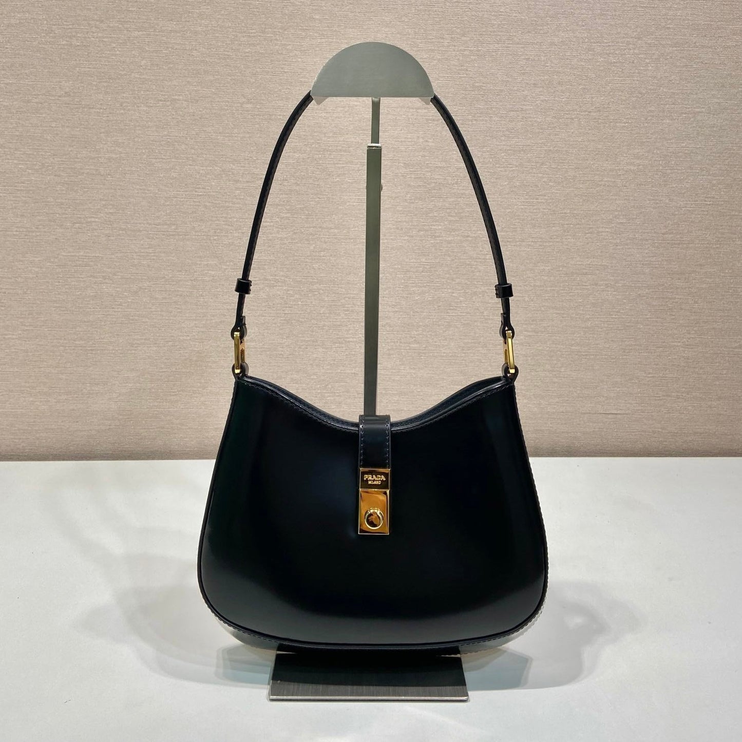 SAC À BANDOULIÈRE CLEO 22 EN CUIR D'AGNEAU BROSSÉ NOIR AVEC FERMOIR