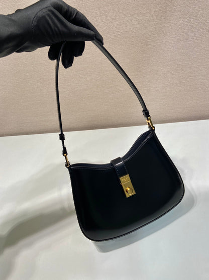 SAC À BANDOULIÈRE CLEO 22 EN CUIR D'AGNEAU BROSSÉ NOIR AVEC FERMOIR