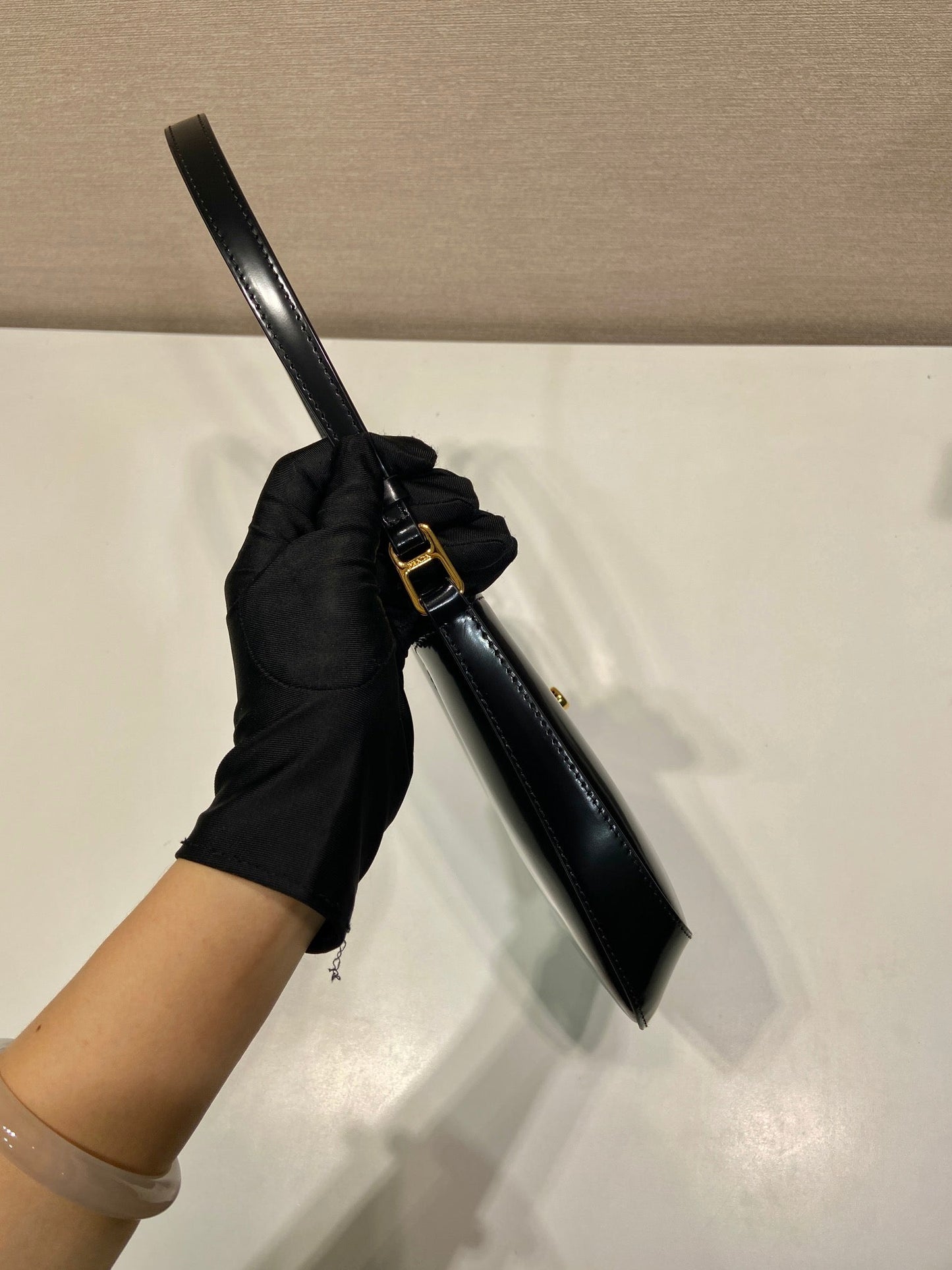 SAC À BANDOULIÈRE CLEO 22 EN CUIR D'AGNEAU BROSSÉ NOIR AVEC FERMOIR