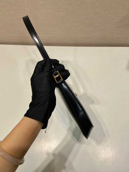 SAC À BANDOULIÈRE CLEO 22 EN CUIR D'AGNEAU BROSSÉ NOIR AVEC FERMOIR