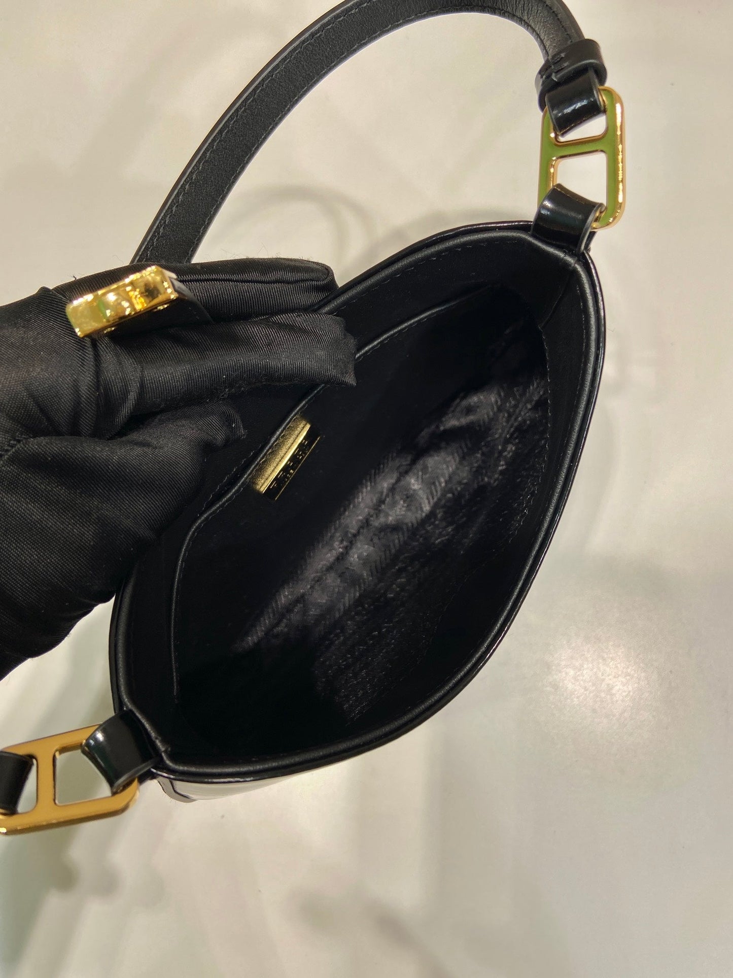 SAC À BANDOULIÈRE CLEO 22 EN CUIR D'AGNEAU BROSSÉ NOIR AVEC FERMOIR