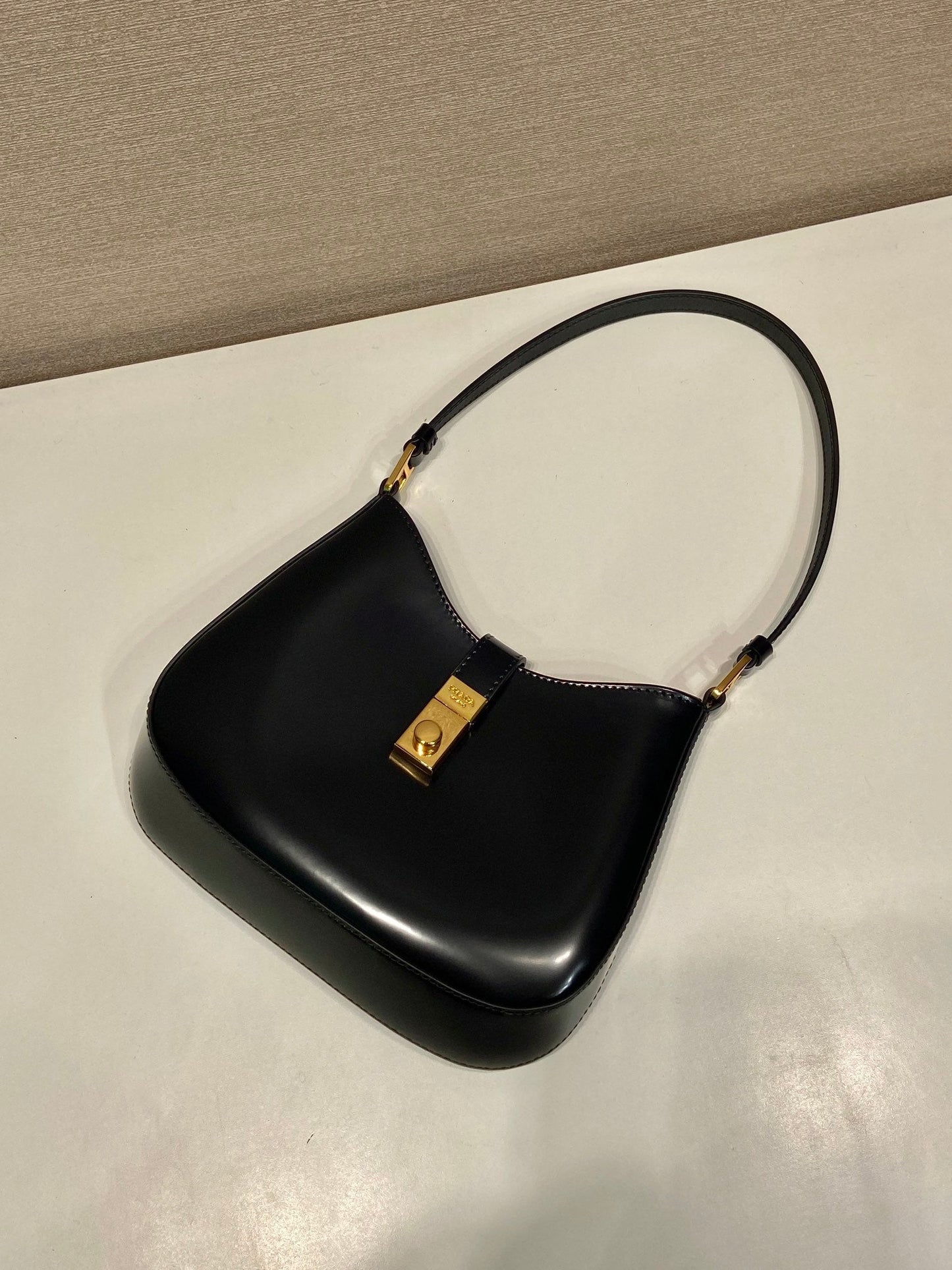 SAC À BANDOULIÈRE CLEO 22 EN CUIR D'AGNEAU BROSSÉ NOIR AVEC FERMOIR