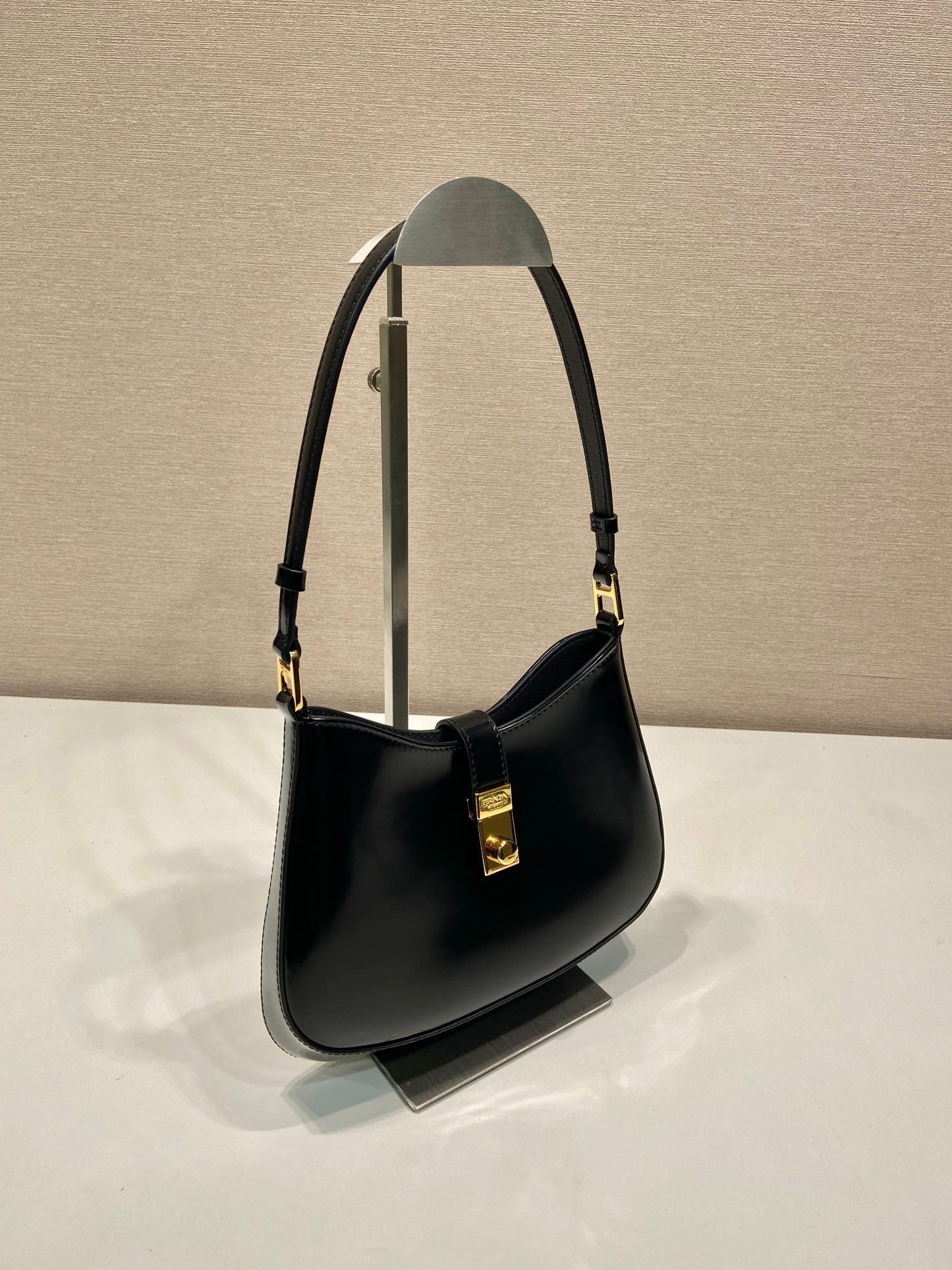 SAC À BANDOULIÈRE CLEO 22 EN CUIR D'AGNEAU BROSSÉ NOIR AVEC FERMOIR