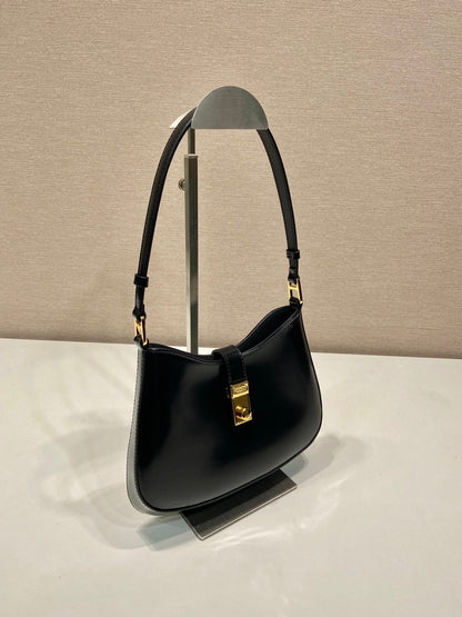 SAC À BANDOULIÈRE CLEO 22 EN CUIR D'AGNEAU BROSSÉ NOIR AVEC FERMOIR