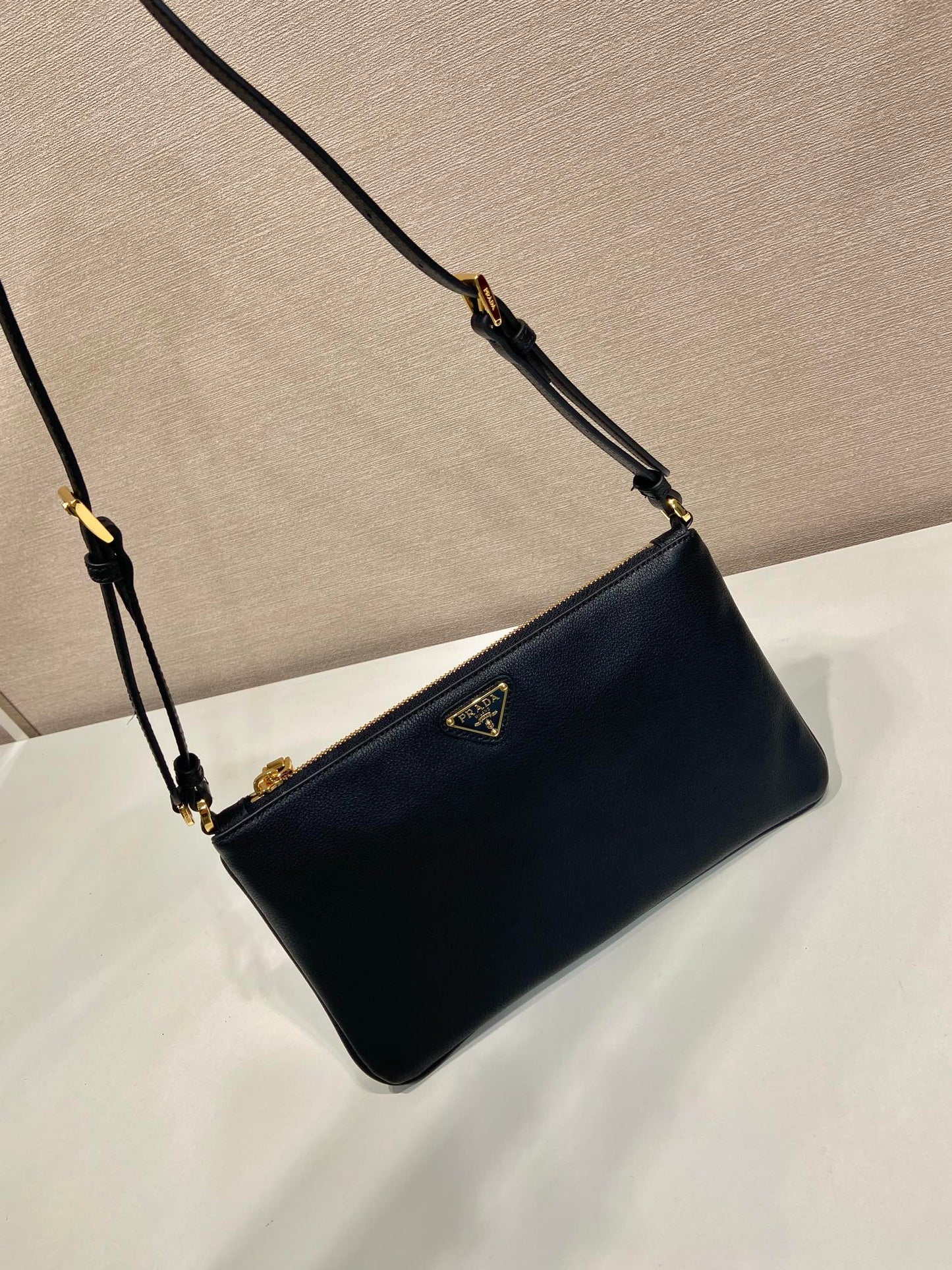 Sac bandoulière 24 pouces avec logo triangulaire en cuir de veau lisse noir