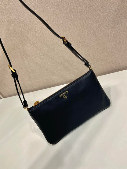 Sac bandoulière 24 pouces avec logo triangulaire en cuir de veau lisse noir