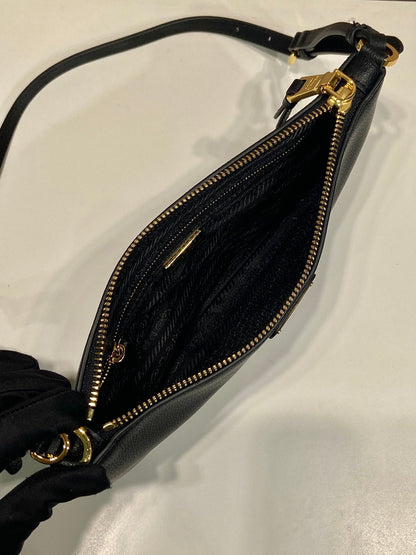 Sac bandoulière 24 pouces avec logo triangulaire en cuir de veau lisse noir