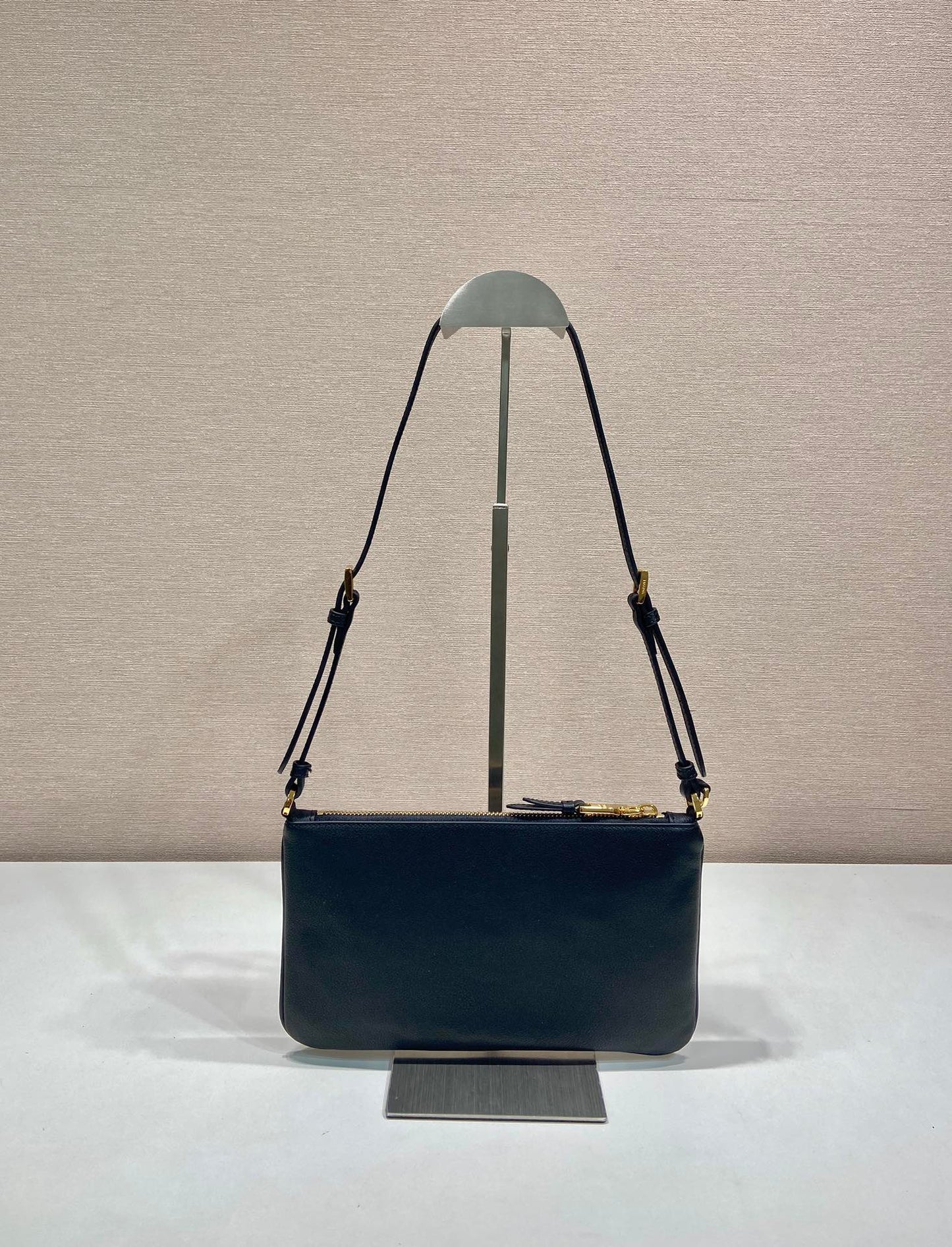 Sac bandoulière 24 pouces avec logo triangulaire en cuir de veau lisse noir