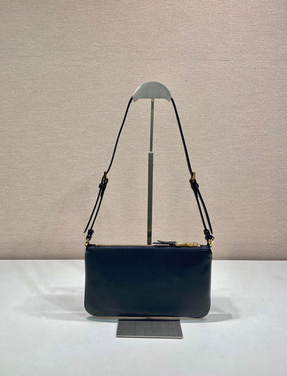 Sac bandoulière 24 pouces avec logo triangulaire en cuir de veau lisse noir