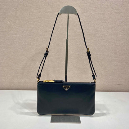 Sac bandoulière 24 pouces avec logo triangulaire en cuir de veau lisse noir
