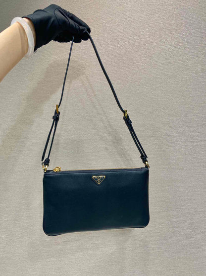 Sac bandoulière 24 pouces avec logo triangulaire en cuir de veau lisse noir