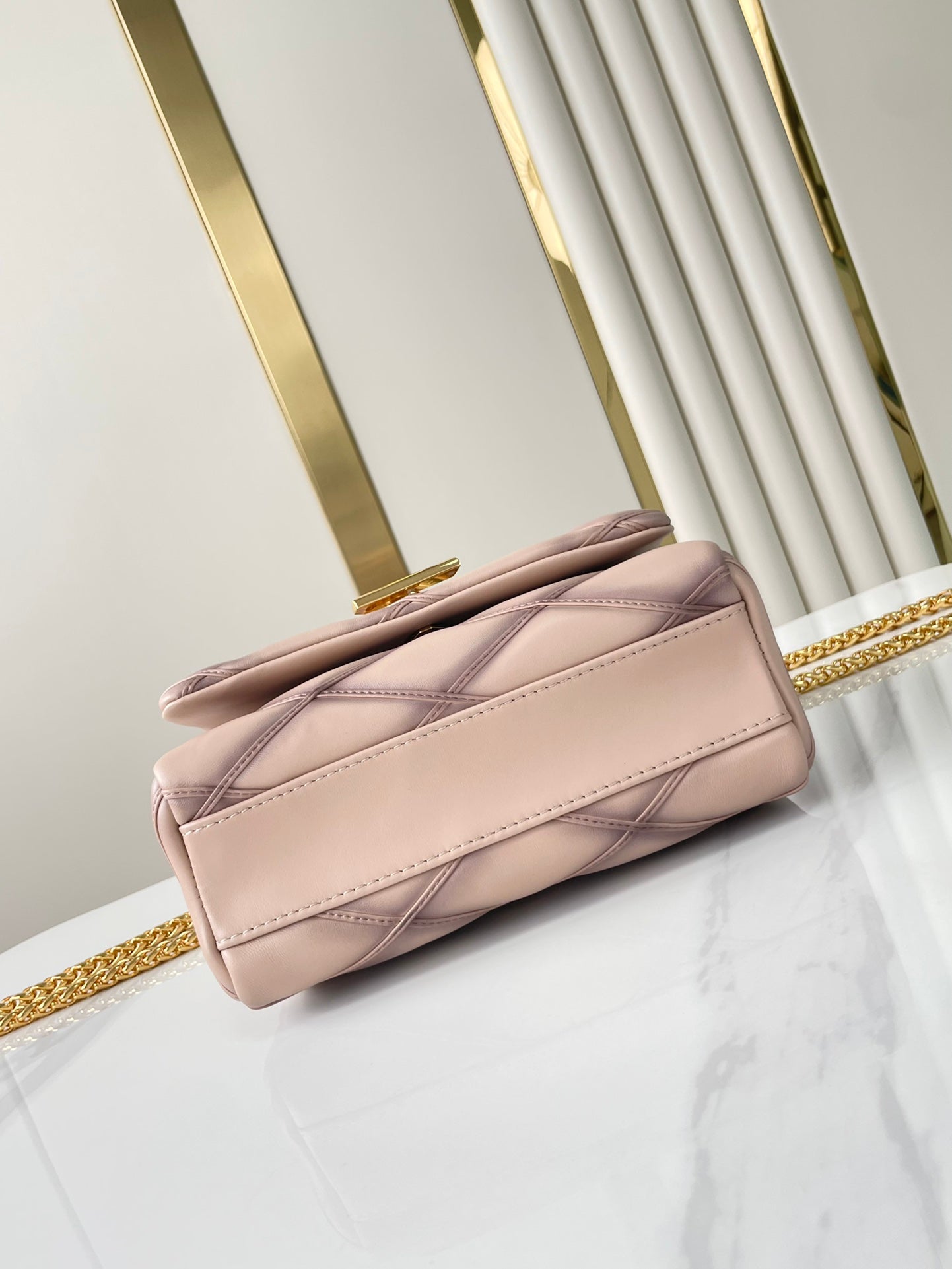GO-14 MM 23 PO PEAU D'AGNEAU MATELASSÉE ROSE CLAIR QUINCAILLERIE DORÉ