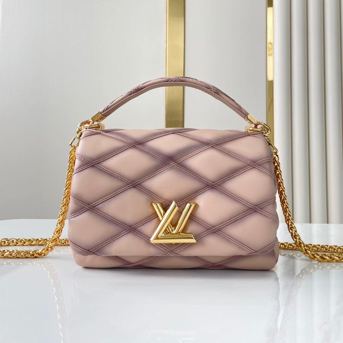 GO-14 MM 23 PO PEAU D'AGNEAU MATELASSÉE ROSE CLAIR QUINCAILLERIE DORÉ