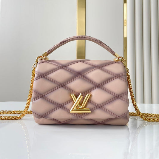 GO-14 MM 23 PO PEAU D'AGNEAU MATELASSÉE ROSE CLAIR QUINCAILLERIE DORÉ