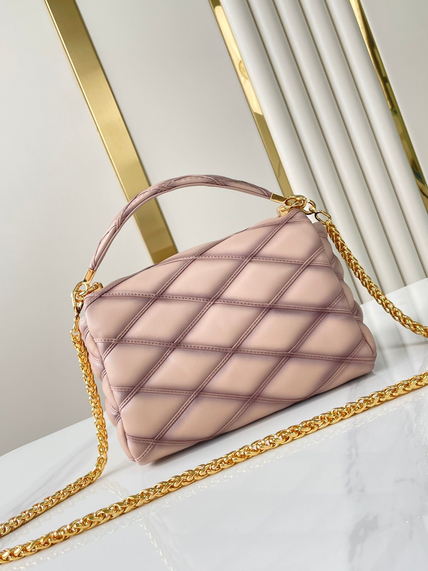 GO-14 MM 23 PO PEAU D'AGNEAU MATELASSÉE ROSE CLAIR QUINCAILLERIE DORÉ
