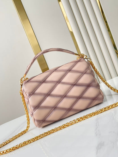 GO-14 MM 23 PO PEAU D'AGNEAU MATELASSÉE ROSE CLAIR QUINCAILLERIE DORÉ