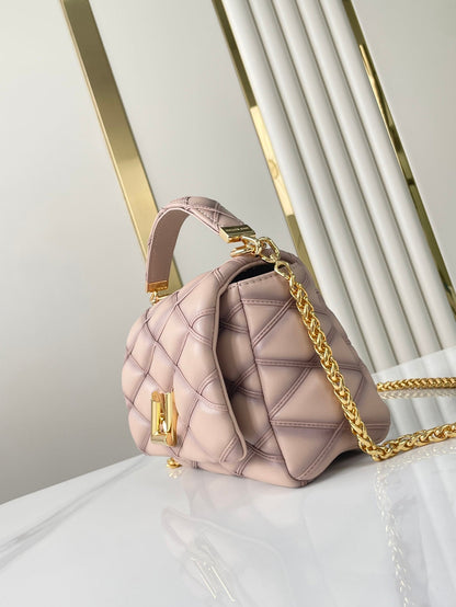 GO-14 MM 23 PO PEAU D'AGNEAU MATELASSÉE ROSE CLAIR QUINCAILLERIE DORÉ