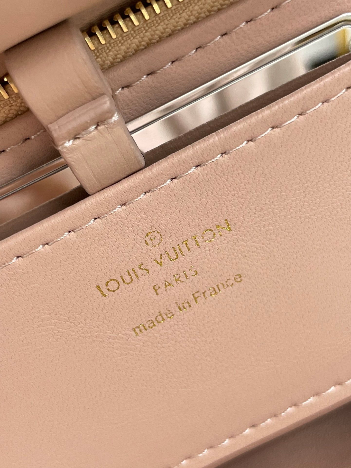 GO-14 MM 23 PO PEAU D'AGNEAU MATELASSÉE ROSE CLAIR QUINCAILLERIE DORÉ