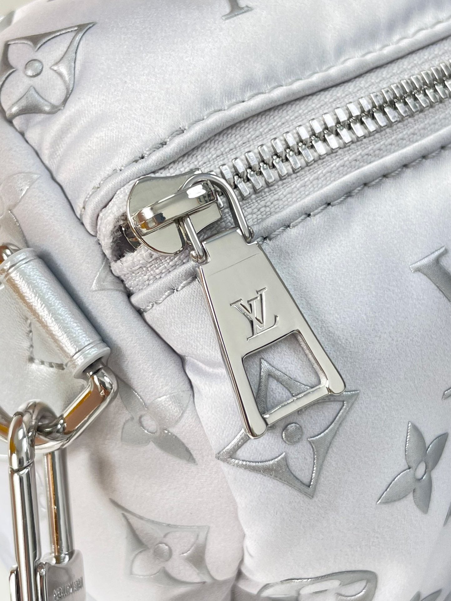 SAC À BANDOULIÈRE SPEEDY 25 PO EN NYLON MONOGRAMME ARGENT DÉGRADÉ, QUINCAILLERIE ARGENTÉE