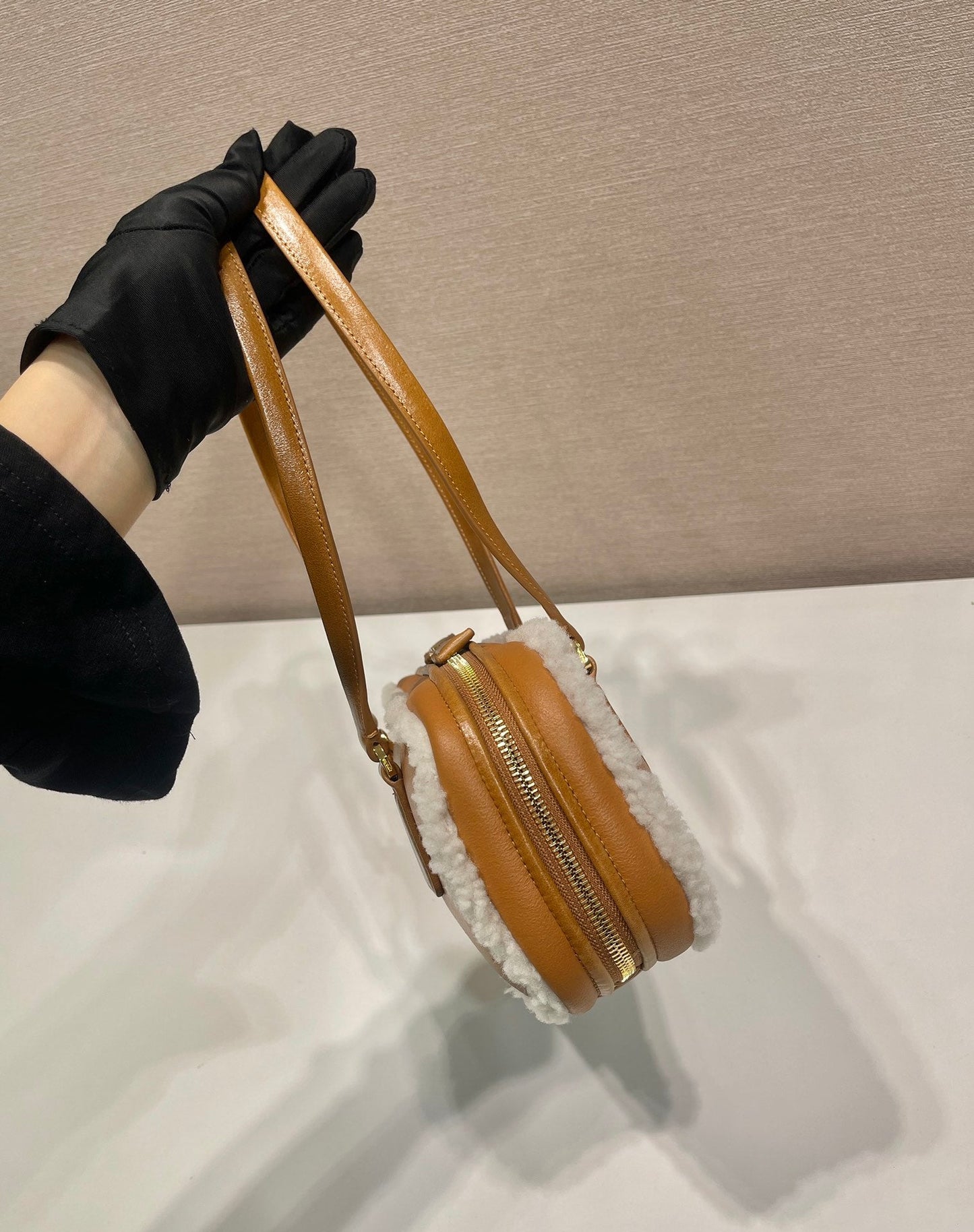 ブロンズブラウンのシープスキンとシアリングトリムのトップハンドルバッグ 27