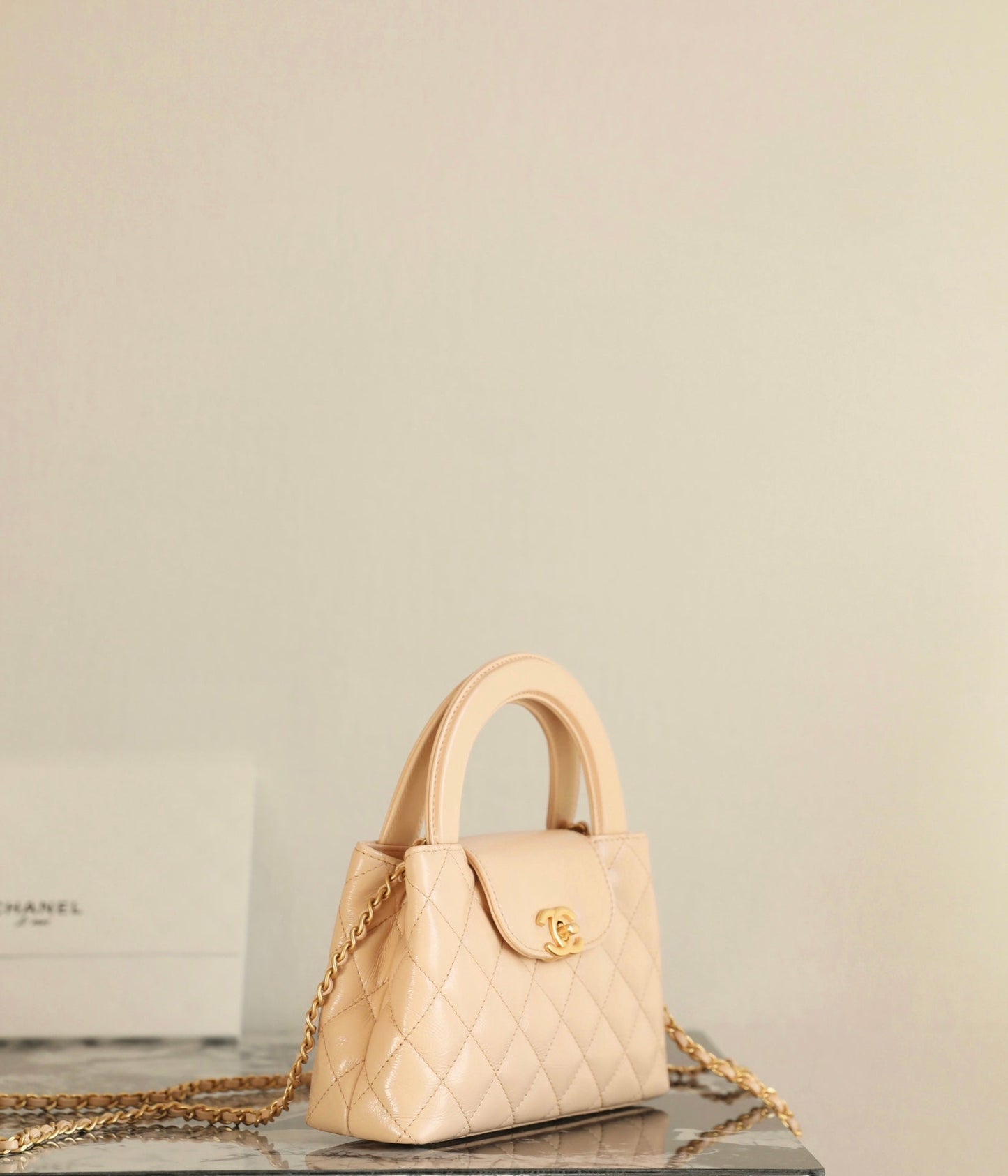 Sac cabas Kelly CC 24K Nano 19 cm en cuir d'agneau verni beige