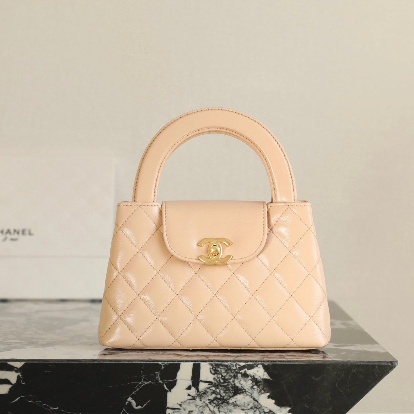 Sac cabas Kelly CC 24K Nano 19 cm en cuir d'agneau verni beige