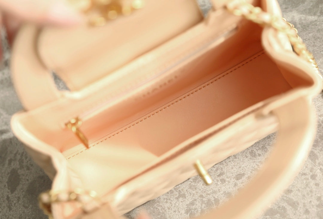 Sac cabas Kelly CC 24K Nano 19 cm en cuir d'agneau verni beige