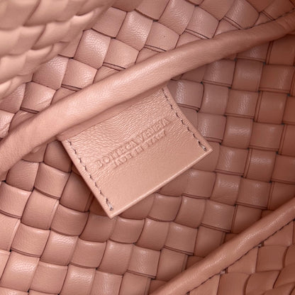 Petit sac à main BV Cobble Top Handle 23 cm en cuir d'agneau rose pastel
