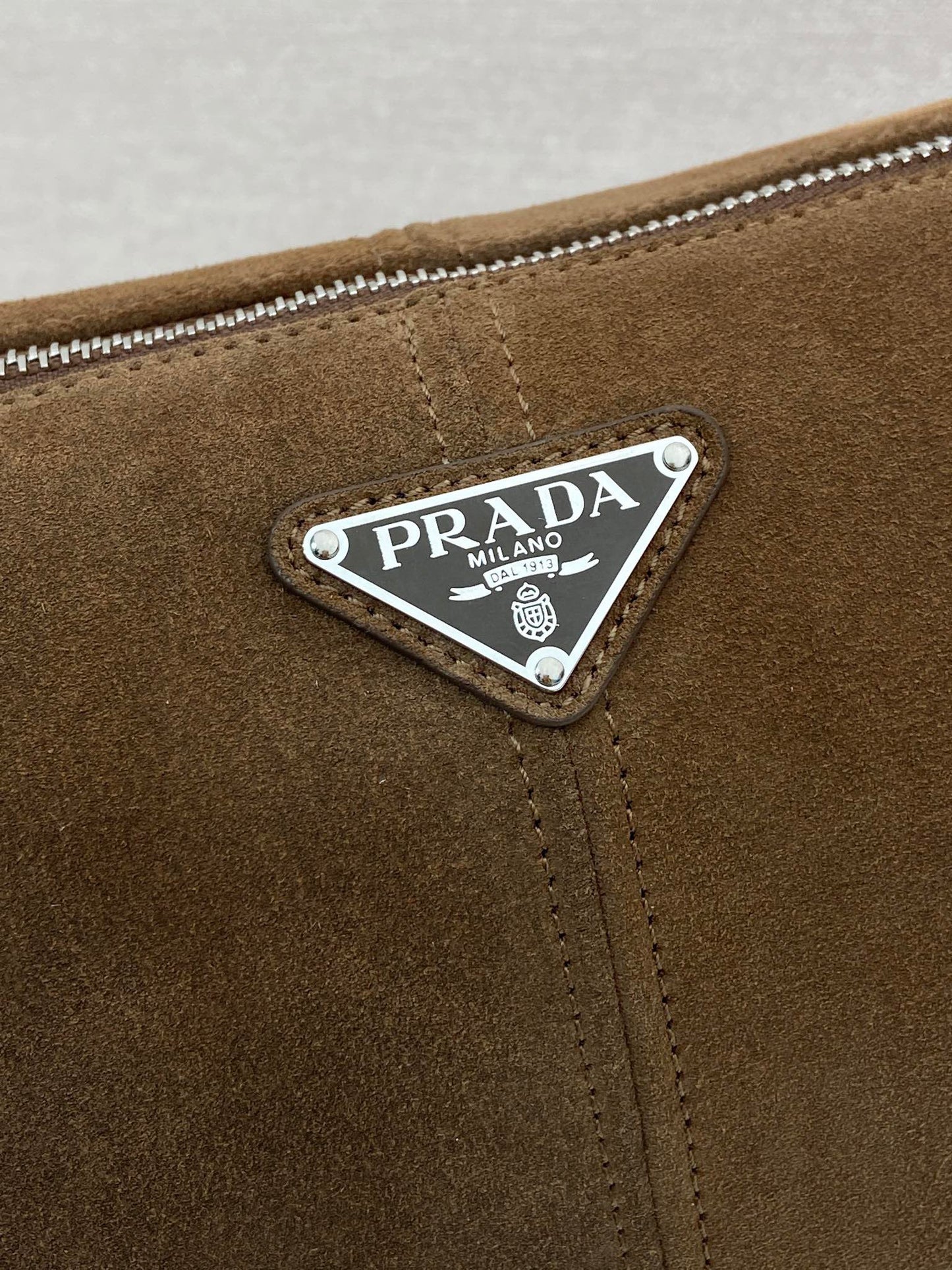 SAC HOBO 35 EN DAIM PAIN D'ÉPICES LOGO ARGENT