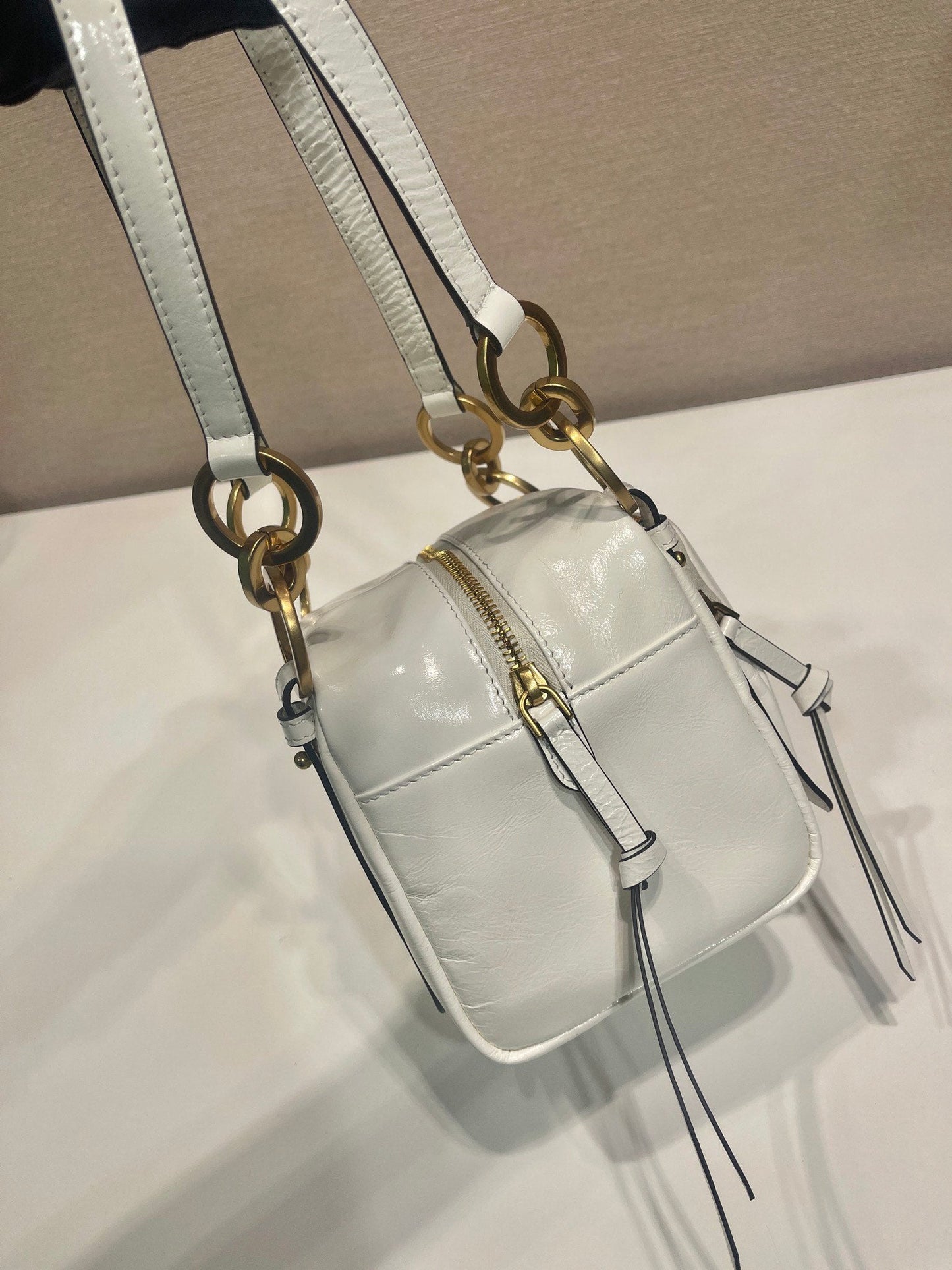 PETIT SAC RECTANGULAIRE 14 EN CUIR D'AGNEAU BLANC HUILE-CIRE QUINCAILLERIE DORÉE